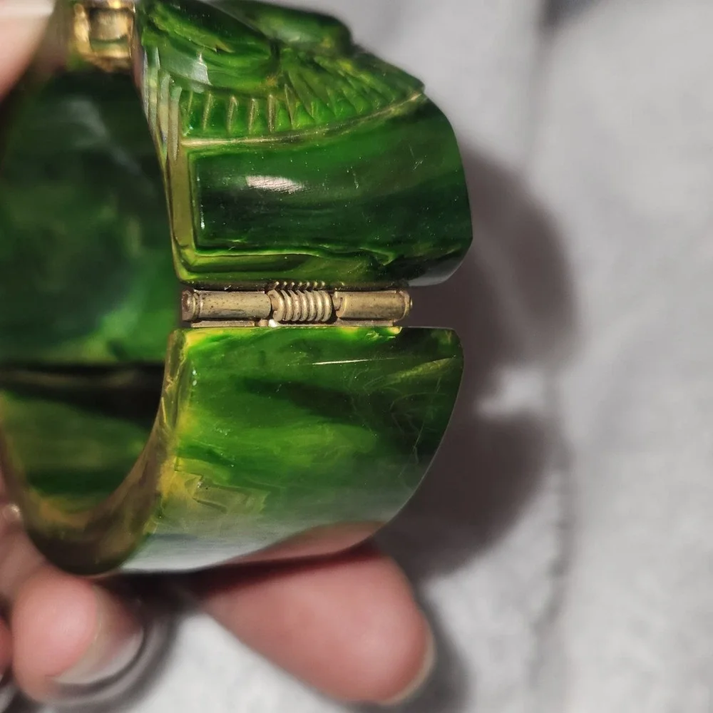 Vintage Green Marbled Bakelite Clamper Bracelet‎ Carved Art Deco Hinged Bangle